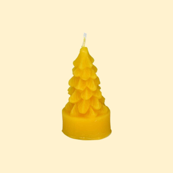 Gelbes Tannenbaum-Teelicht aus Bienenwachs mit hellem Docht auf hellem Hintergrund